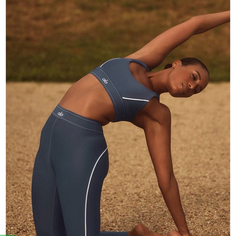 NWT Alo yoga Airlift Leggings in Limited Edition Bluestone/white